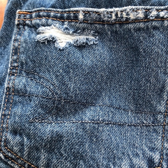 American Eagle size 2 Jean shorts- fun shorts to wear for those long summer days - Picture 6 of 9